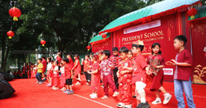 Anak-anak TK Presiden tampil dance dalam Perayaan Imlek President School di atas panggung merah