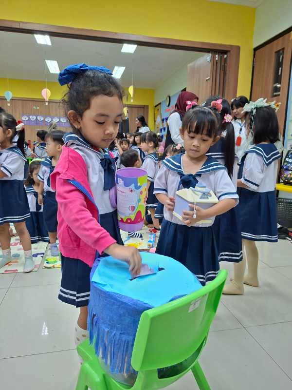 Murid TK Presiden berpartisipasi pada kegiatan Caring Month