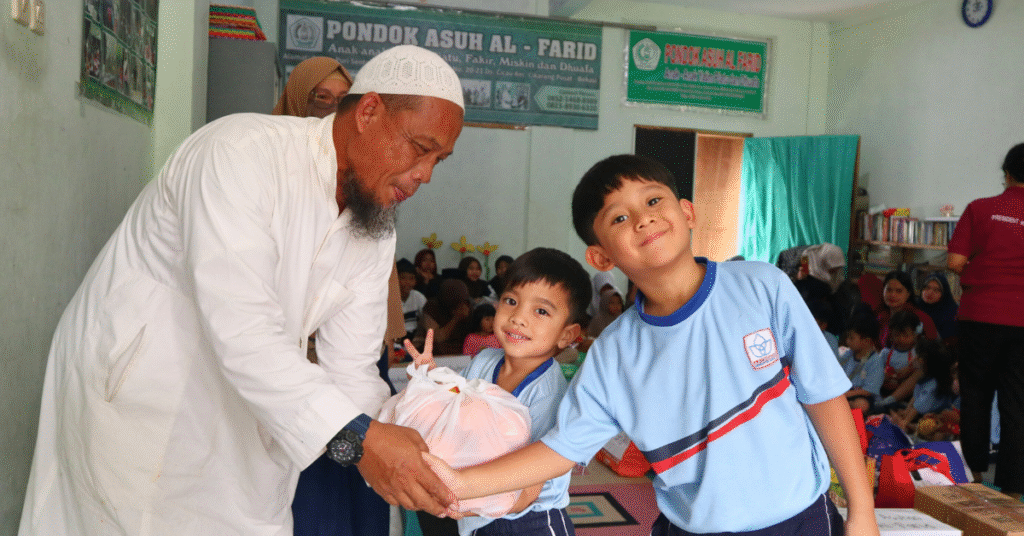 Anak-anak TK Presiden berkunjung ke panti asuhan.