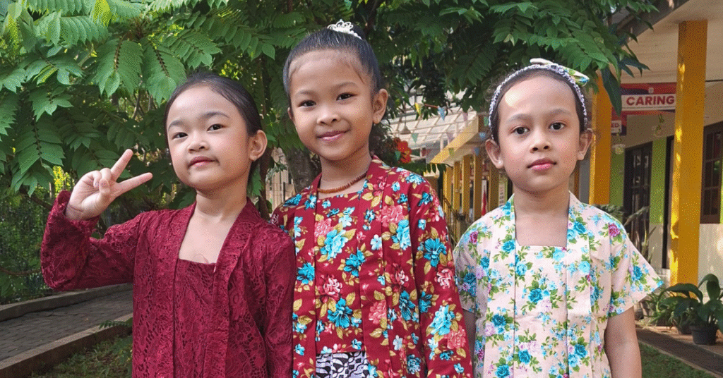 Siswi TK Presiden memperingati Hari Kartini dengan mengenakan kebaya saat sekolah.
