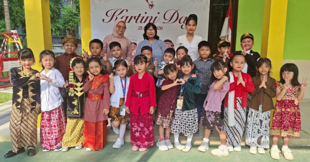 Pose anak-anak K2A beserta guru dan kepala sekolah saat memperingati Hari Kartini.