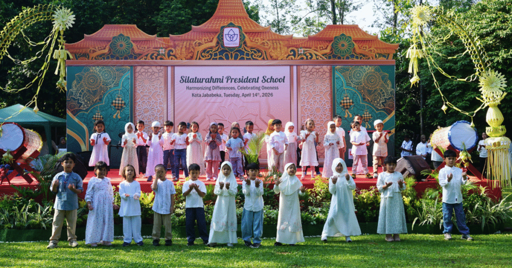 Murid-murid TK Presiden ikut ambil bagian pada acara Silaturahmi President School