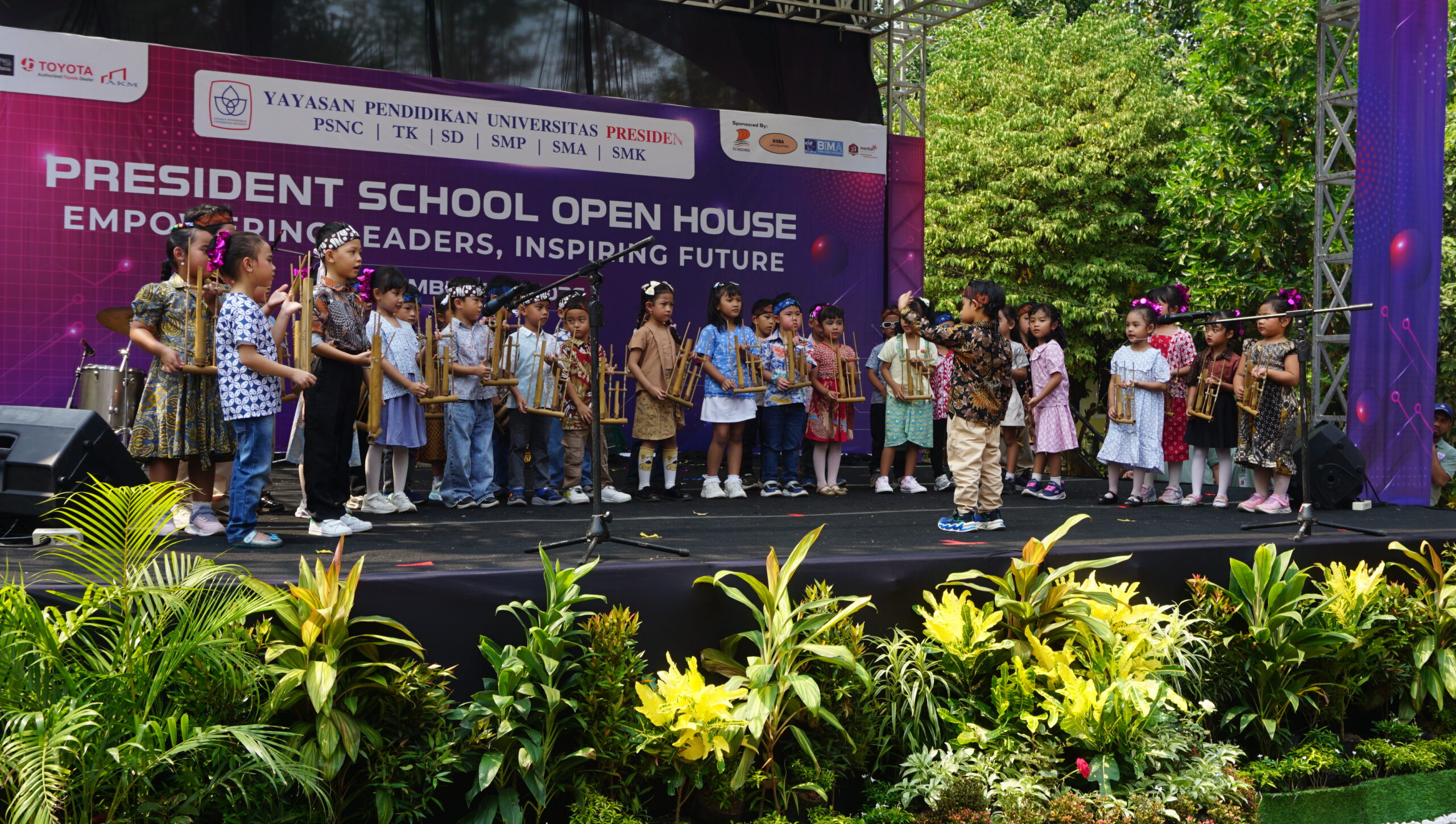 Anak TK Presiden bermain angklung di Open House President School